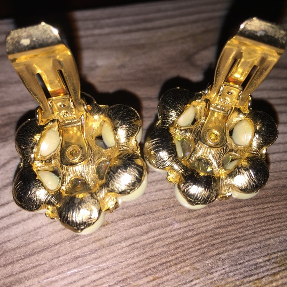 Beautiful  Cluster CLIP Earing - Picture 2 of 3